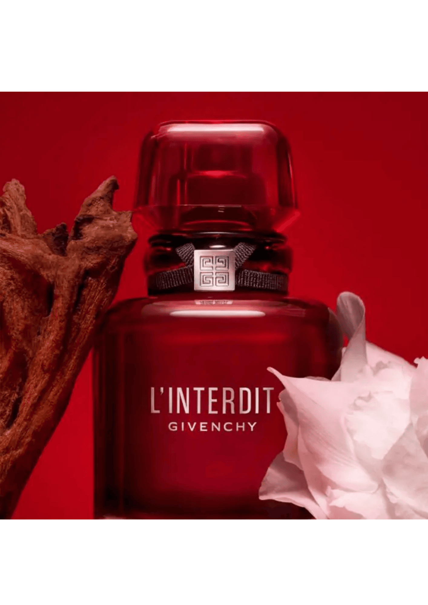 L'Interdit Rouge entouré de bois de santal et d'une fleur blanche